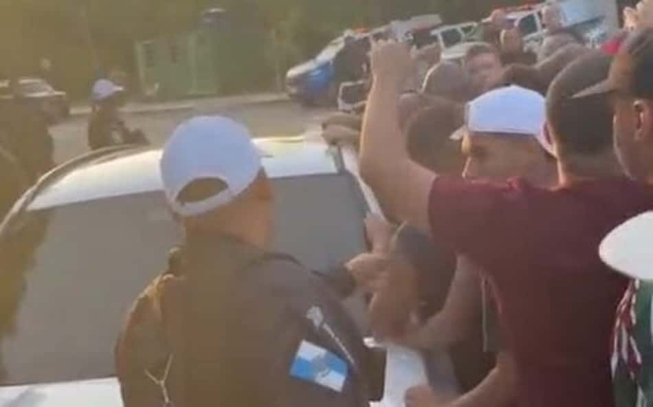 Martinelli, Canobbio, Samuel Xavier e Renê conversam com torcedores do Fluminense em protesto