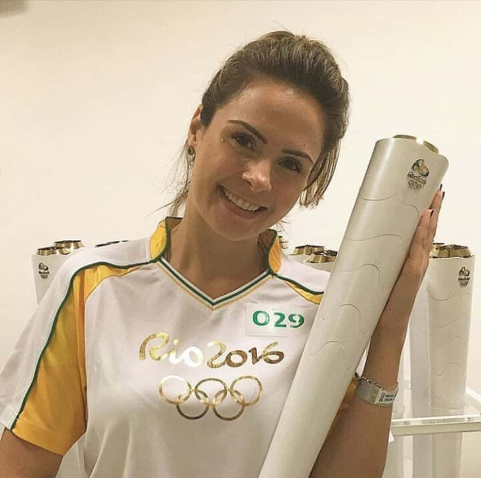 Ana Paula Renault com a tocha olímpica da Rio 2016 (Foto: Reprodução/Instagram)