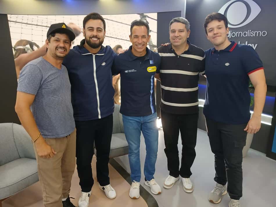 De volta a São Paulo, Helio Castroneves cumpriu alguns compromissos de mídia, incluindo uma visita à TV Band