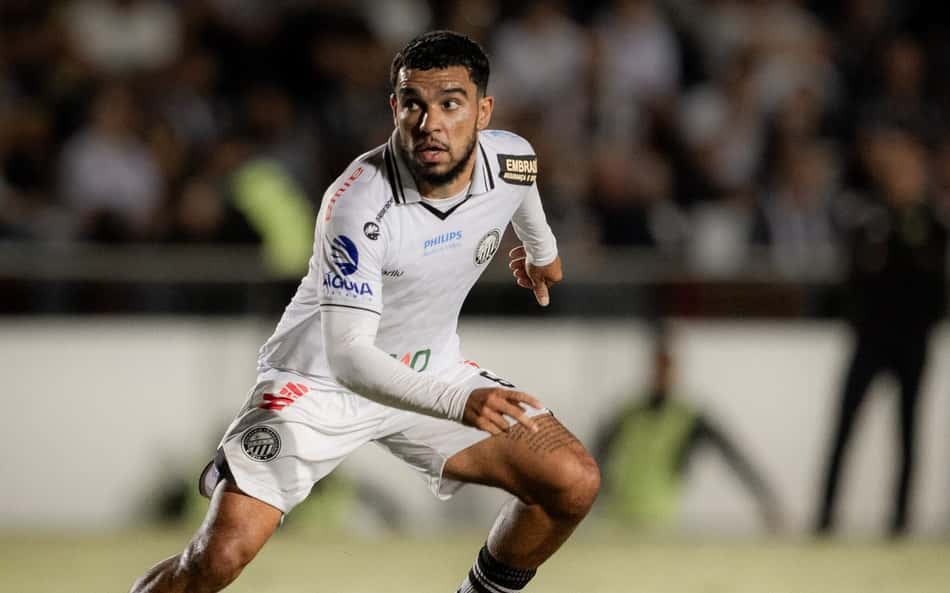 Moraes, lateral do Operário, em ação contra o Fluminense (Foto: André Jonsson/OFEC)