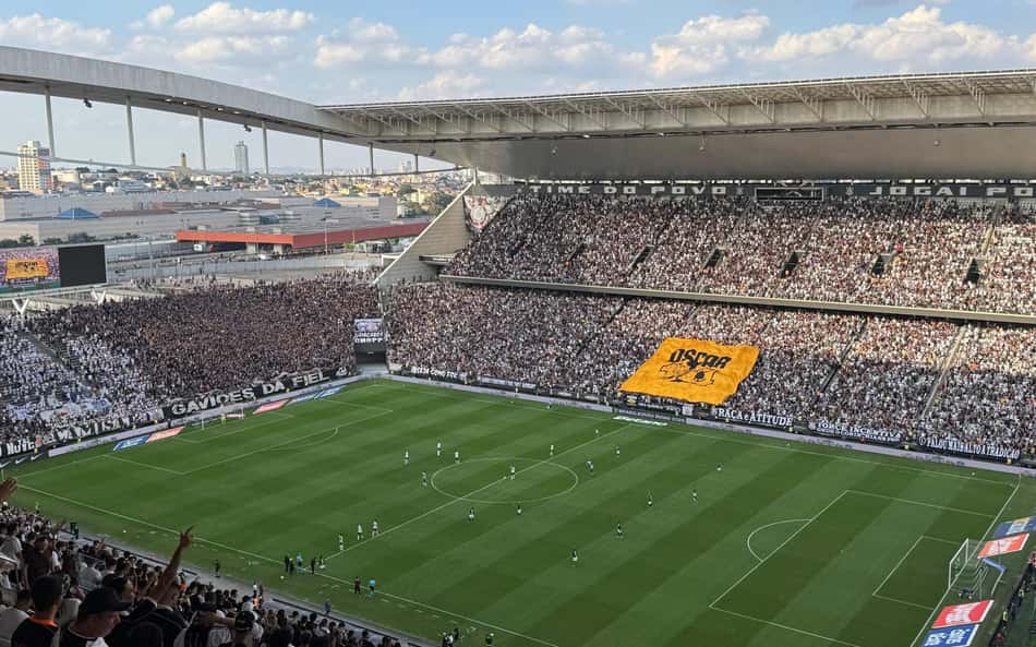 Corinthians homenageia Oscar Schmidt com bandeirão em jogo contra o Vasco; veja vídeo