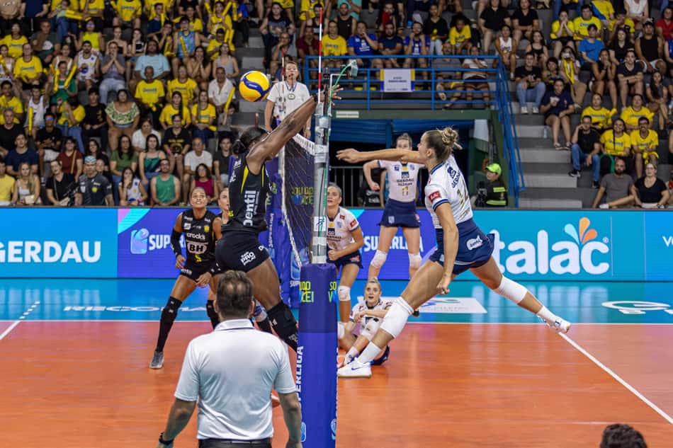 Fingall e Hilary Johnson se enfrentam na rede em Praia Clube x Minas pela Superliga Feminina 25/26 (Foto: Divulgação/Dentil Praia Clube)