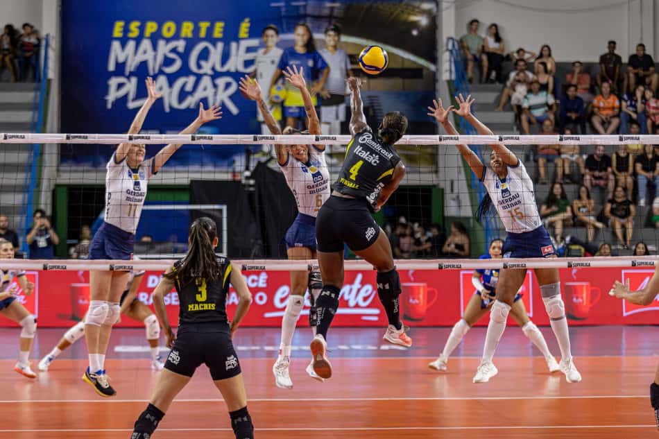 Fingall ataca contra o bloqueio triplo em Praia Clube x Minas pela Superliga Feminina 25/26 (Foto: Divulgação/Dentil Praia Clube)