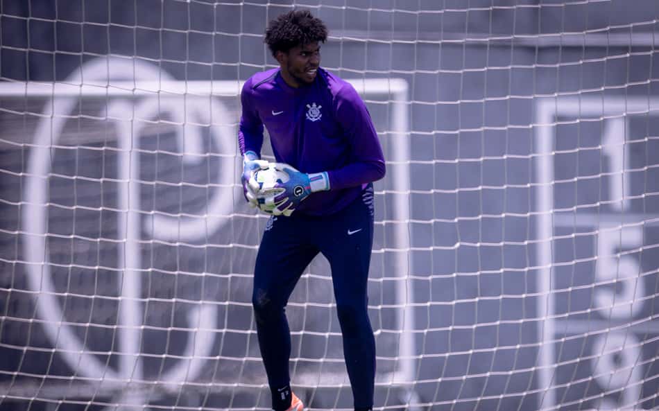 Torcedores do Corinthians ficam sem palavras com defesa de Hugo Souza: 'Meu Deus'