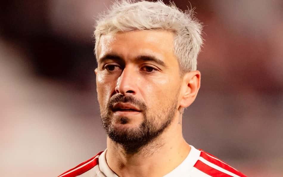 Médico do Flamengo atualiza status de Arrascaeta após cirurgia na clavícula