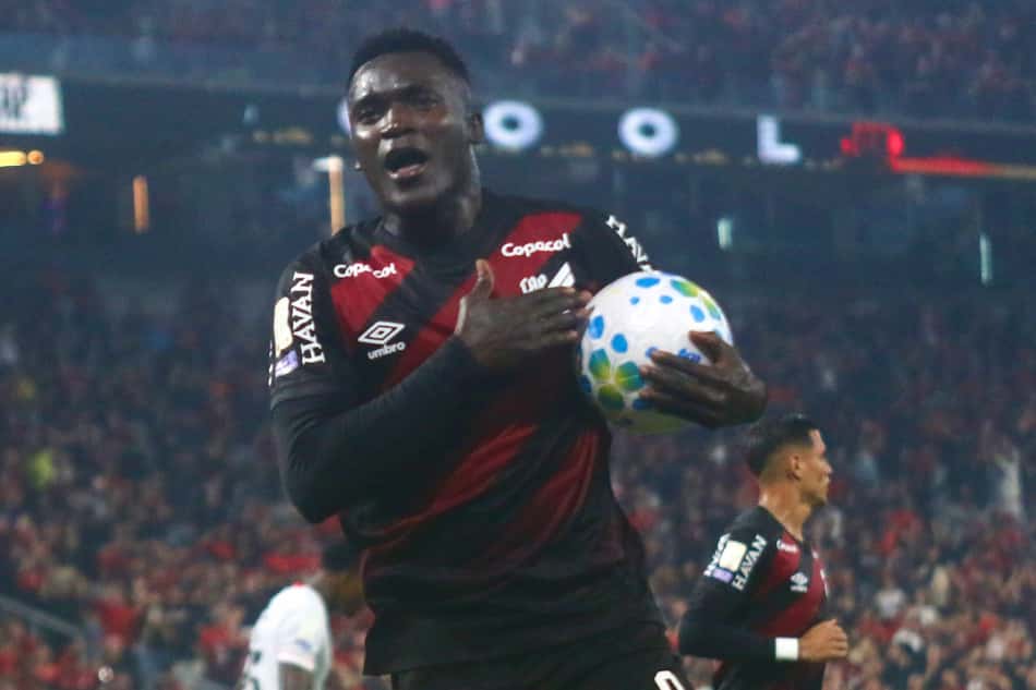 Viveros marcou duas vezes e decidiu para o Athletico diante do Vitória