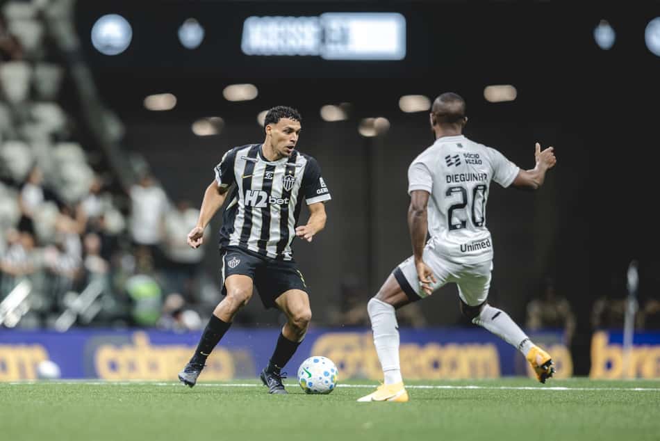 Jogadores de Atlético-MG e Ceará disputam a bola em partida na Arena MRV pela Copa do Brasil