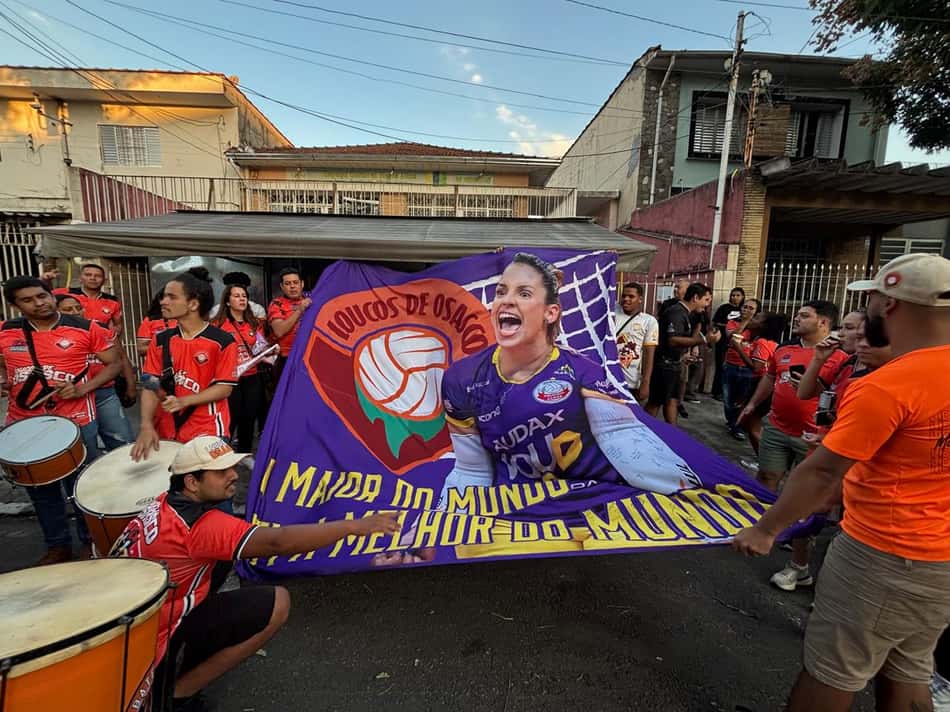 Torcida do Osasco mostra bandeira com a foto de Camila Brait, nos arredores do Ginásio José Liberatti