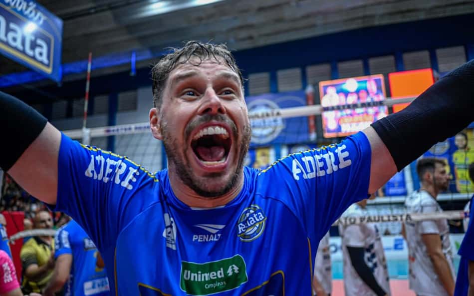 Levantador Bruninho na comemoração do título do Paulistão. (Foto: Divulgação/ Vôlei Renata)