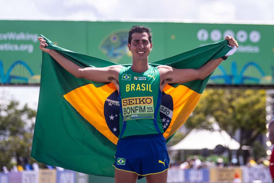 Caio Bonfim com a bandeira do Brasil, comemora medalha no Mundial de Marcha Atlética