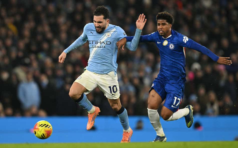 Rayan Cherki e Andrey Santos disputam bola em Manchester City x Chelsea pela Premier League (Foto: Oli SCARFF / AFP)