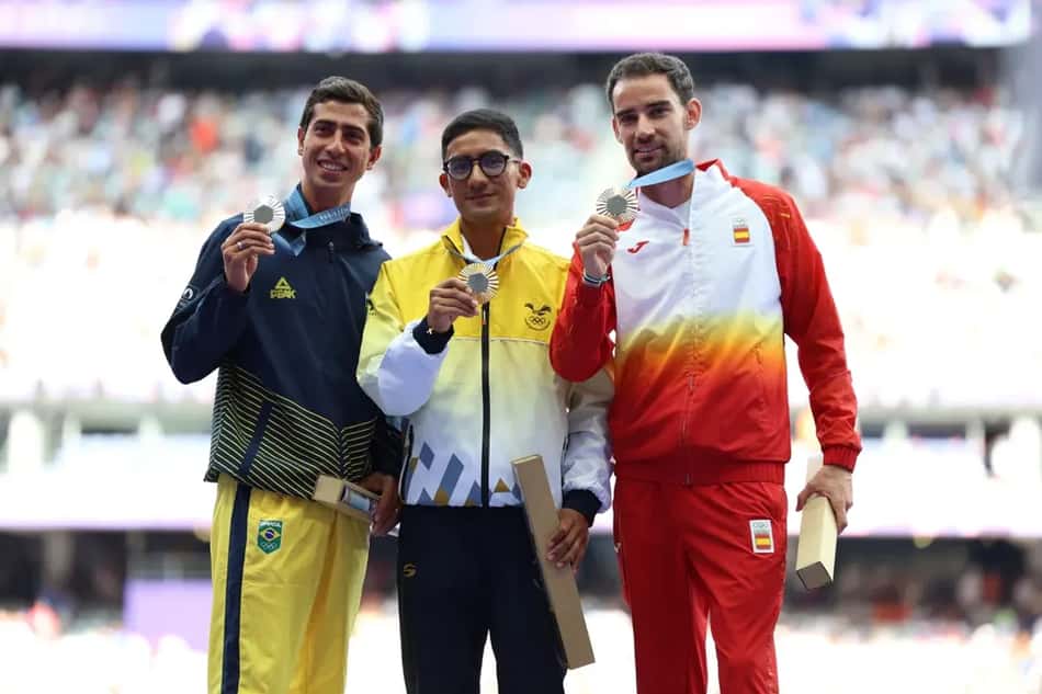 O equatoriano Daniel Pintado (centro), campeão olímpico da marcha atlética em Paris 2024