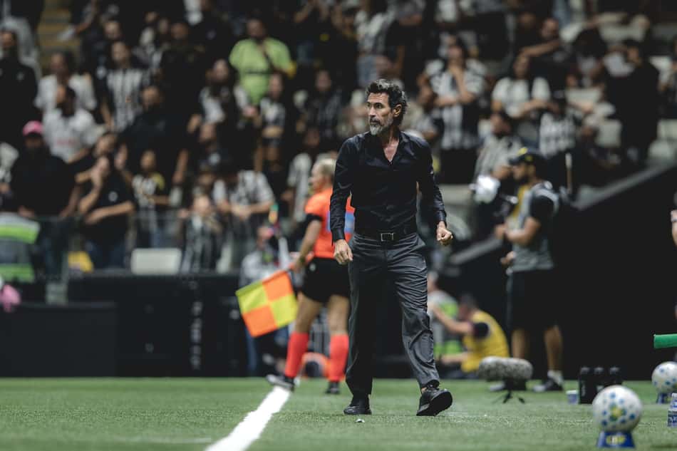 Dominguez contra o Athletico (Foto: Pedro Souza / Atlético)