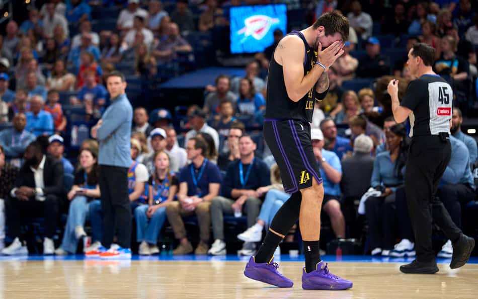 Luka Doncic se lesiona em derrota do Lakers e vira dúvida para os playoffs; vídeo