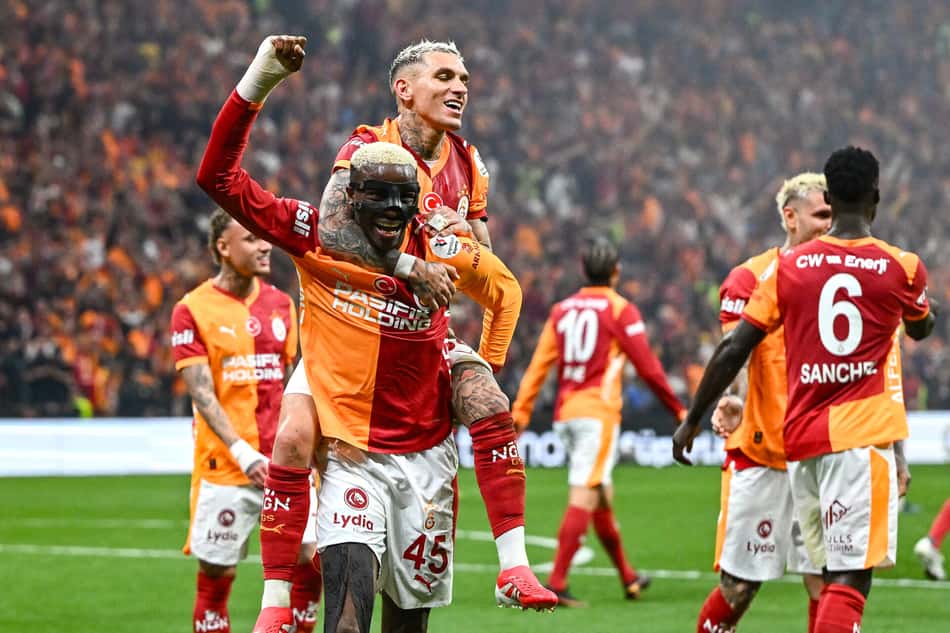 Com Ederson expulso, o Galatasaray venceu o Fenerbahçe (Foto: Yasin AKGUL / AFP)