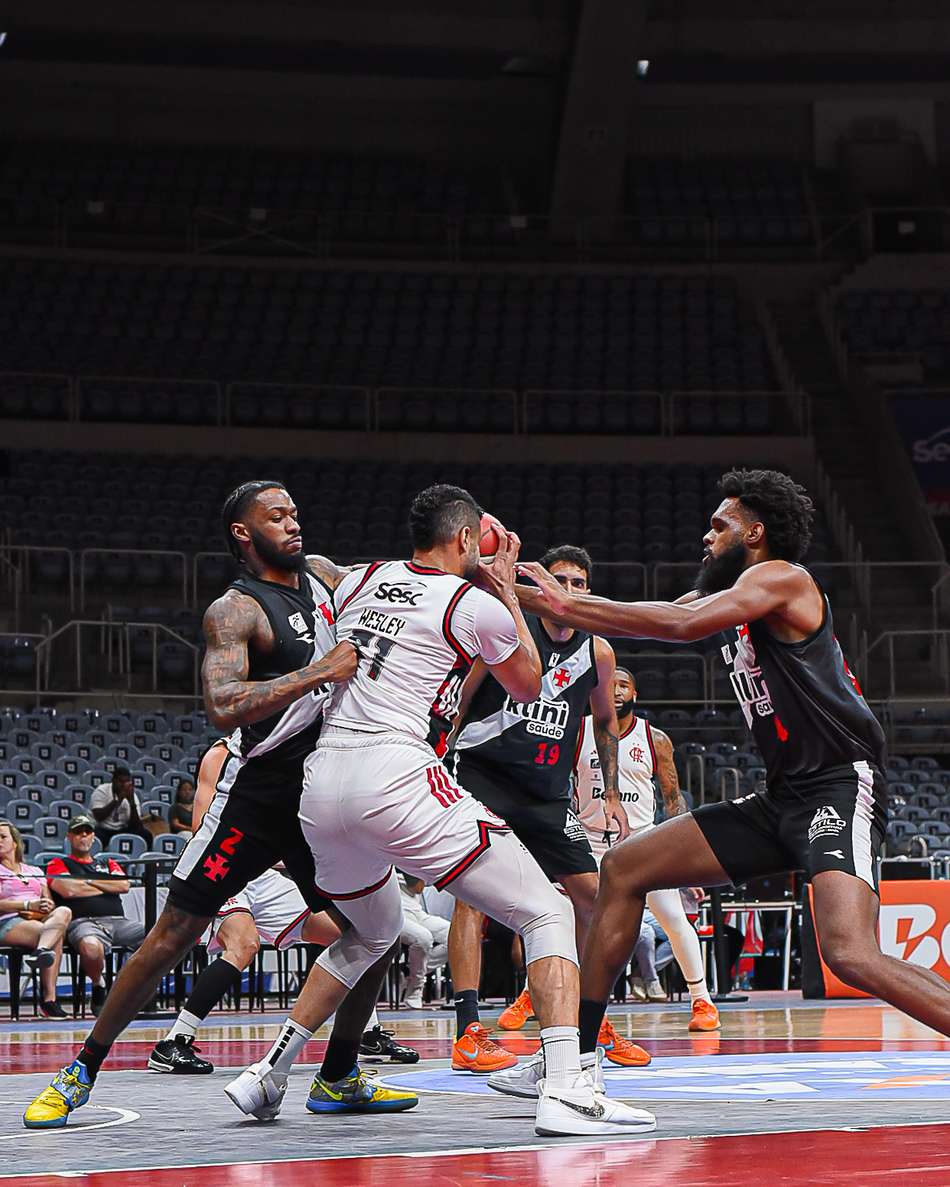 Flamengo em duelo do NBB contra o Vasco (Foto: PaulaReis/Flamengo)