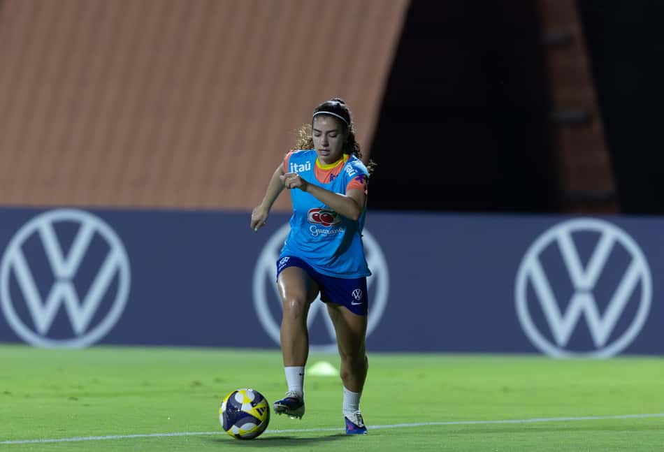 Angelina durante treino do Brasil para enfrentar a Zâmbia, nesta segunda (13). (Foto: Lívia Villas Boas/CBF)