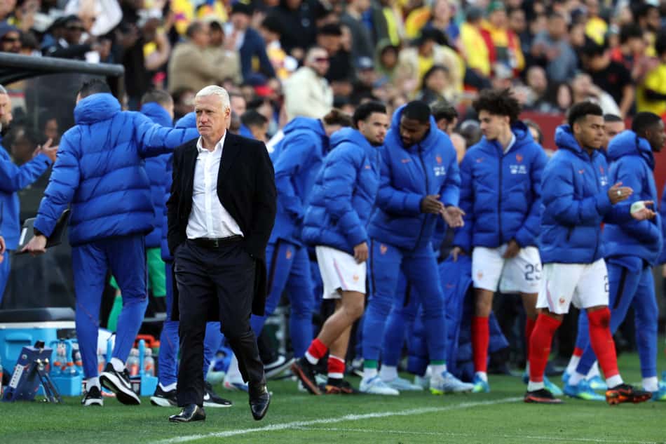 Didier Deschamps, técnico da França, caminha pelo gramado ao fim da vitória por 3 a 1 em amistoso contra a Colômbia, no Northwest Stadium, em Landover (EUA) (Foto: Franck Fife/AFP)