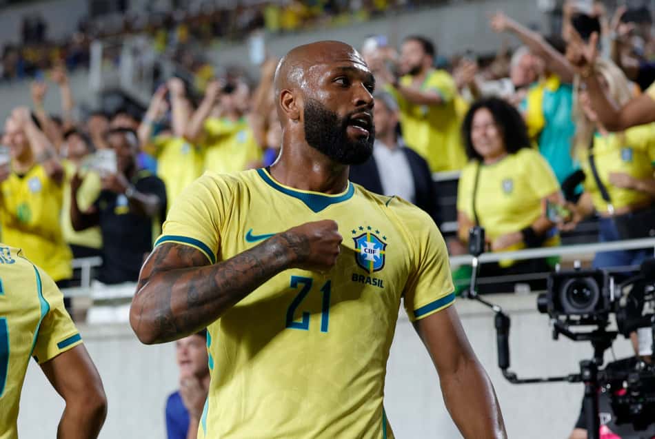 Igor Thiago comemorando gol marcado com a camisa da Seleção Brasileira