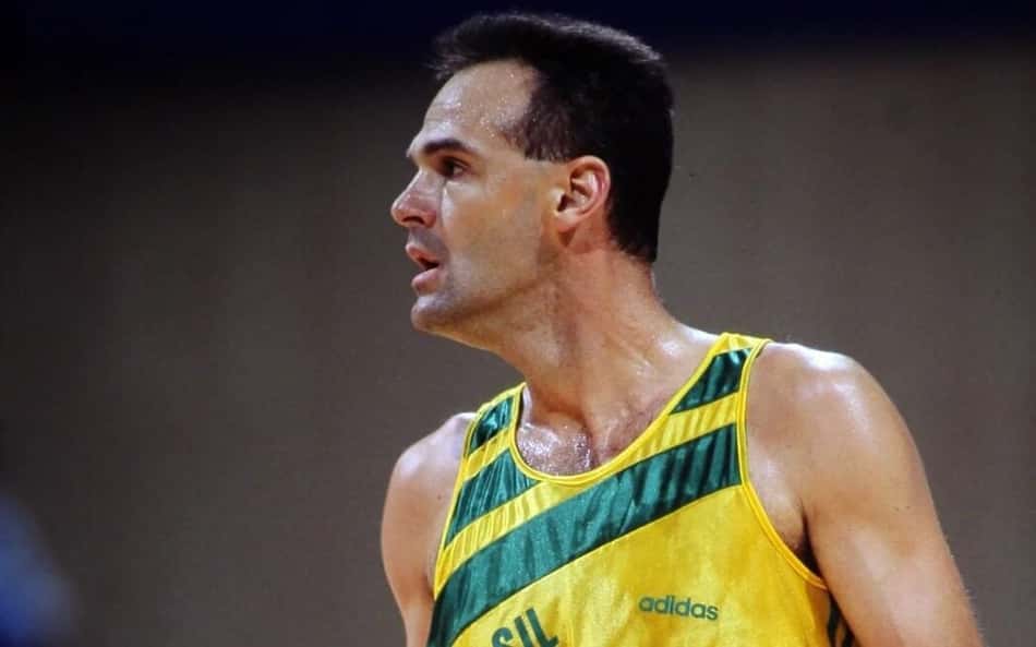 Corpo de Oscar Schmidt, já cremado, foi vestido com a camisa da seleção