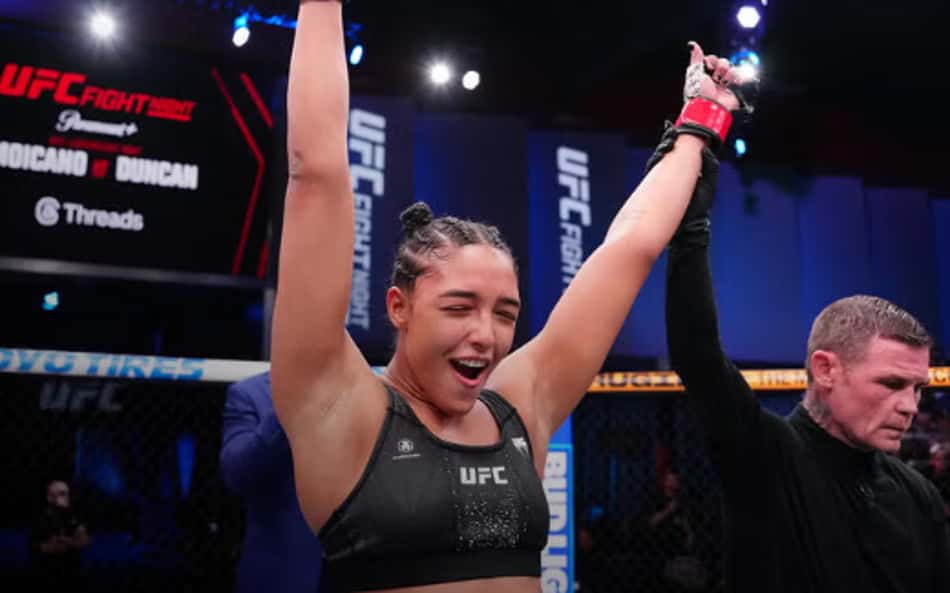 Alice Pereira celebra recordes e performance da noite no UFC: 'Modo chorona'