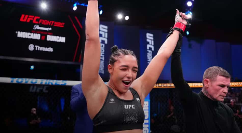 Alice Pereira comemora a primeira vitória no UFC (Foto: Jeff Bottari/Zuffa LLC)