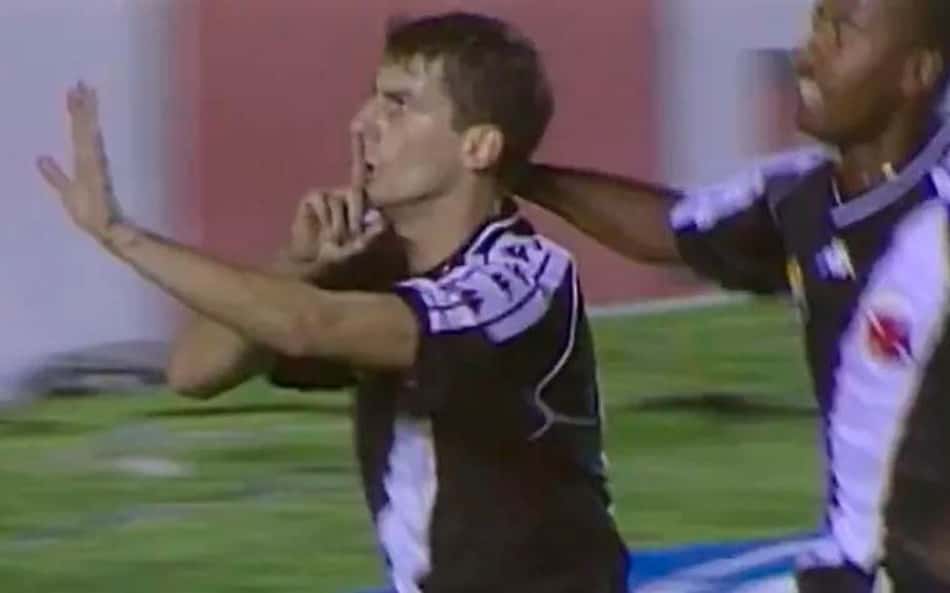 Pedrinho mandando a torcida do Flamengo se calar.