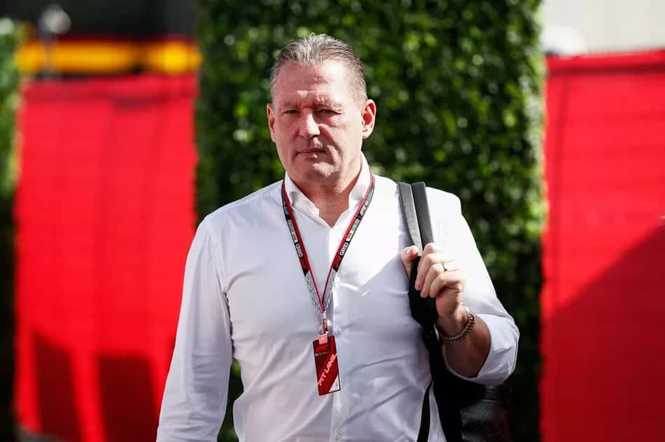 Jos Verstappen arrives at the circuit Foto: Carl Bingham /Motorsport Images