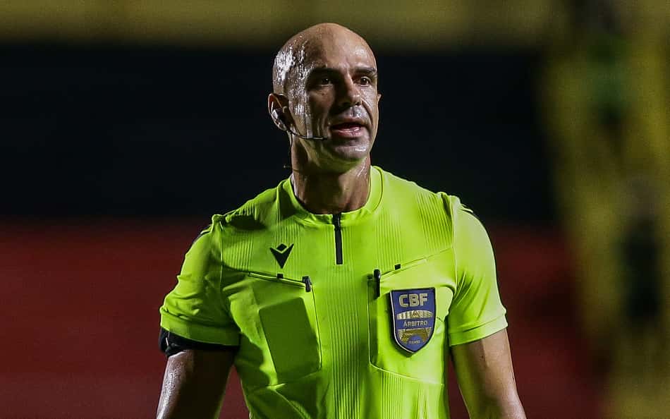O arbitro José Mendonça da Silva Júnior durante partida (Foto: Rafael Vieira/Folhapress)