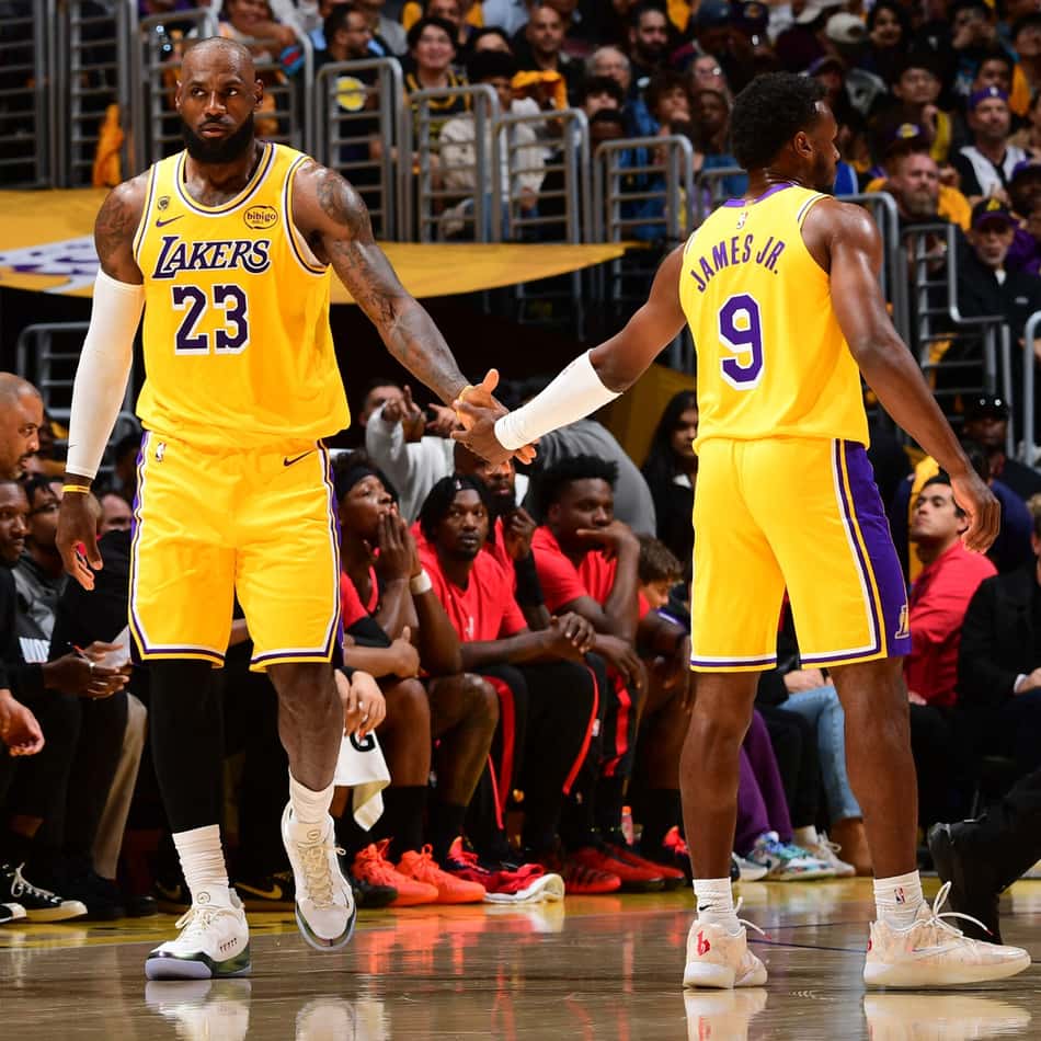 Lebron James e o filho Bronny jogaram juntos na vitória do Lakers sobre o Rockets pelos playoffs da NBA
