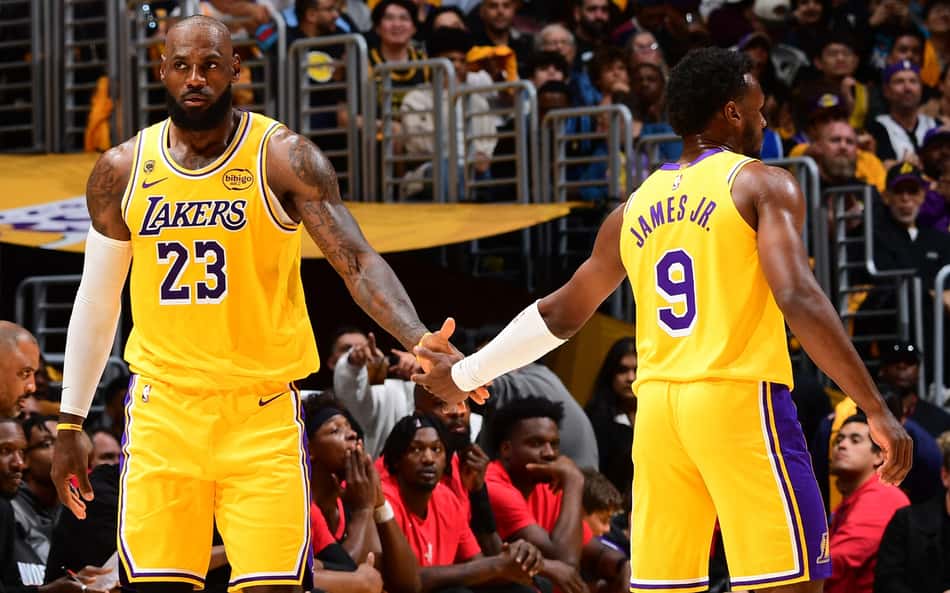 LeBron James faz história com o filho e anota duplo-duplo nos playoffs da NBA
