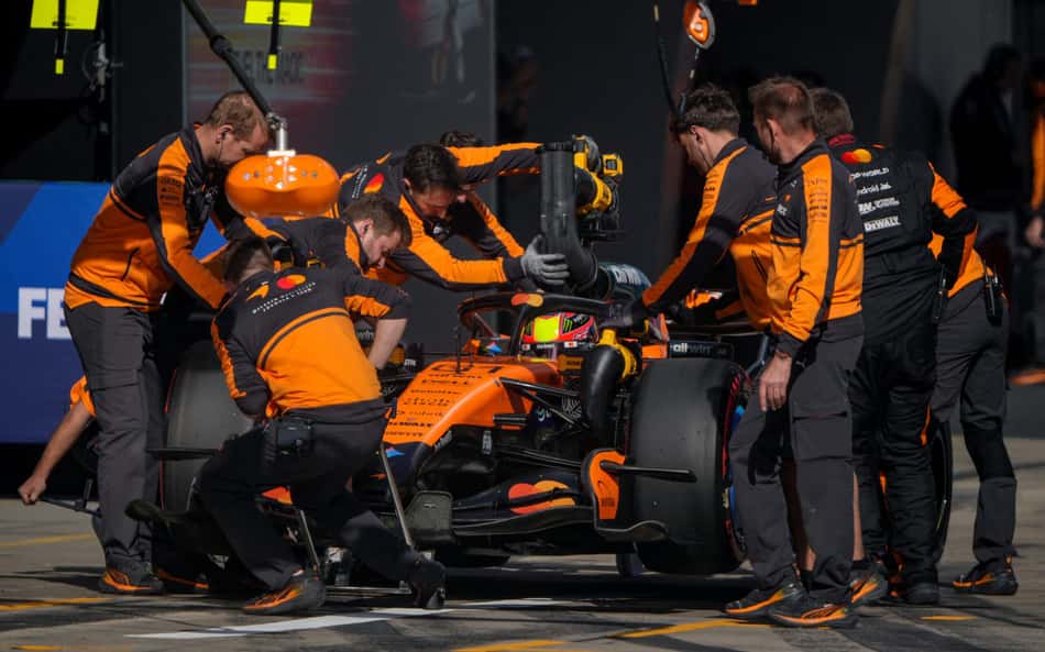 Pit stop da McLaren em GP da China na F1 2026 (Foto: Andy Wong / POOL / AFP)
