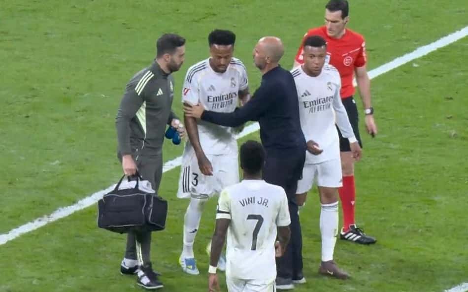 Éder Militão se lesionou no duelo entre Real Madrid e Alavés (Foto: Reprodução)