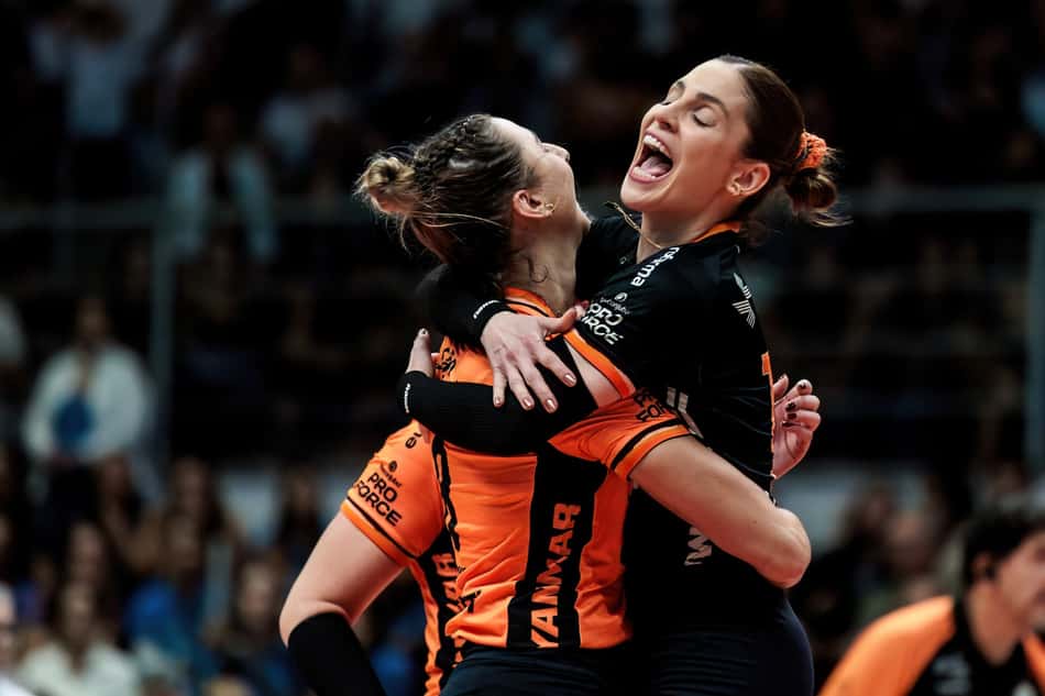 Camila Brait comemora ponto do Osasco durante a semifinal da Superliga Feminina de Vôlei