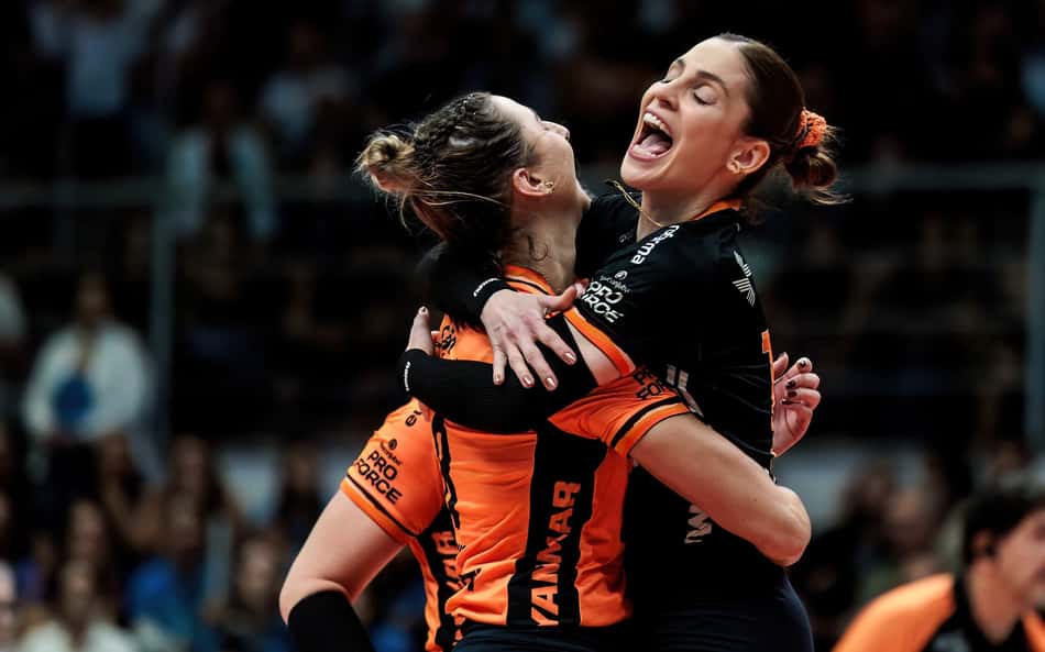 Camila Brait comemora ponto do Osasco durante a semifinal da Superliga Feminina de Vôlei