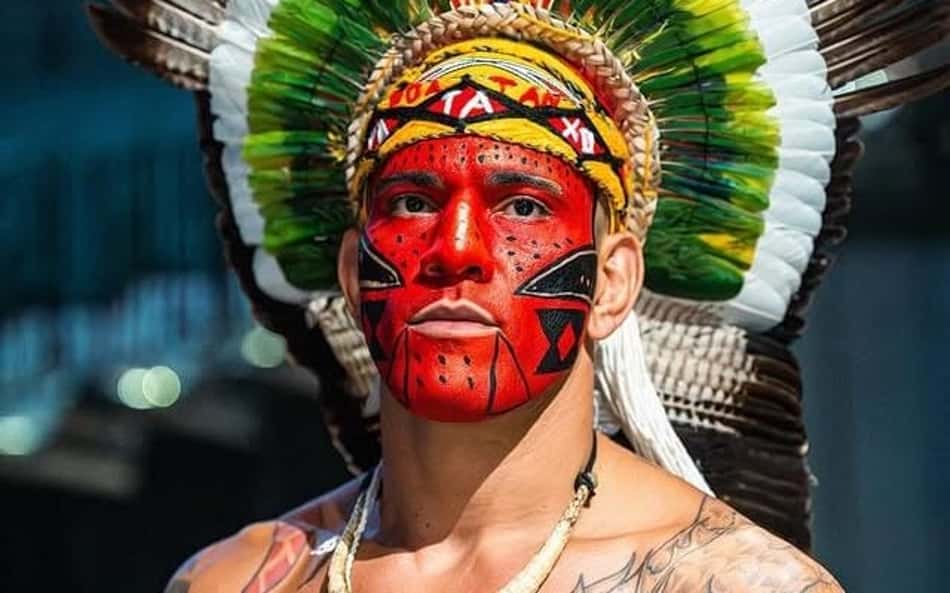 Poatan na pesagem cerimonial do UFC 320 (Foto: Reprodução Twitter ufc)