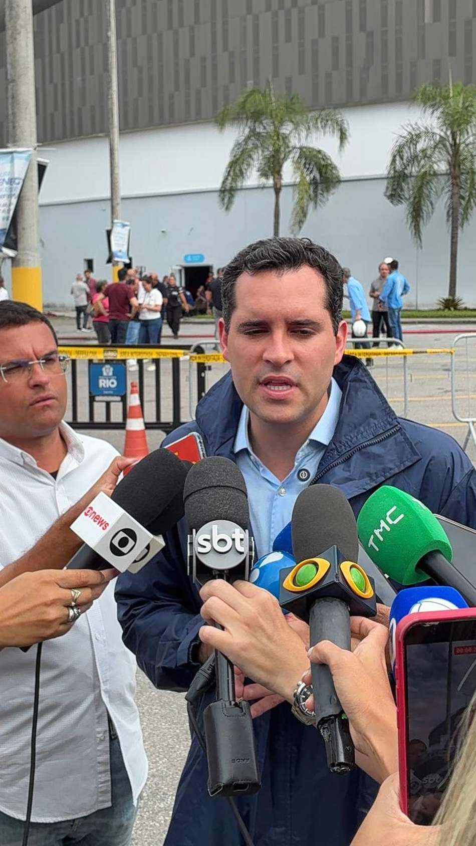 O prefeito do Rio de Janeiro, Eduardo Cavaliere, atendeu a imprensa na manhã desta quarta-feira (8)