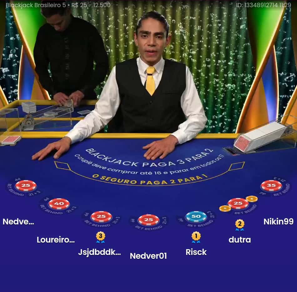 Captura de tela da mesa de blackjack online com as regras.