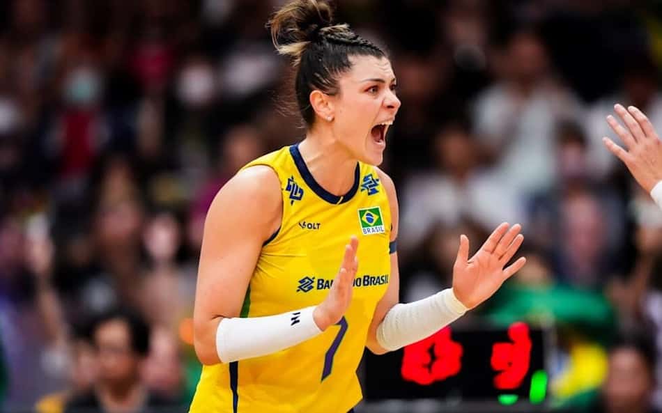 Rosamaria assiste a jogo no Maracanãzinho e faz mistério sobre futuro no vôlei