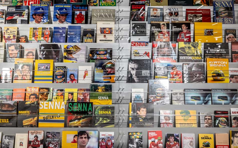 Exposição relembra Senna com carro histórico e peça ligada ao acidente