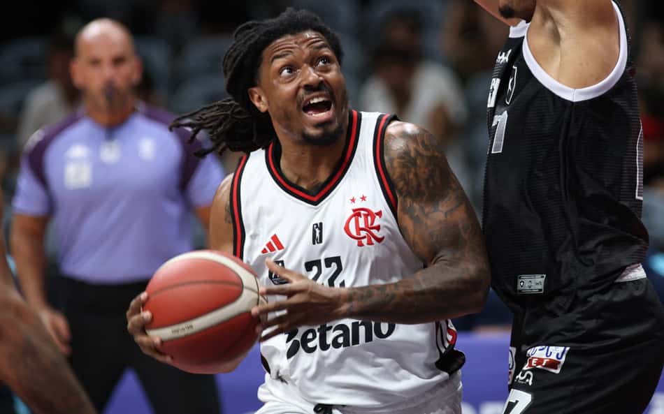 VÍDEO: Destaque do Flamengo é expulso após lance 'antidesportivo' contra o Vasco no NBB