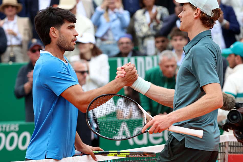 Jannik Sinner venceu Carlos Alcaraz na final do Masters 1000 de Monte Carlo (Foto: Valery HACHE / AFP)