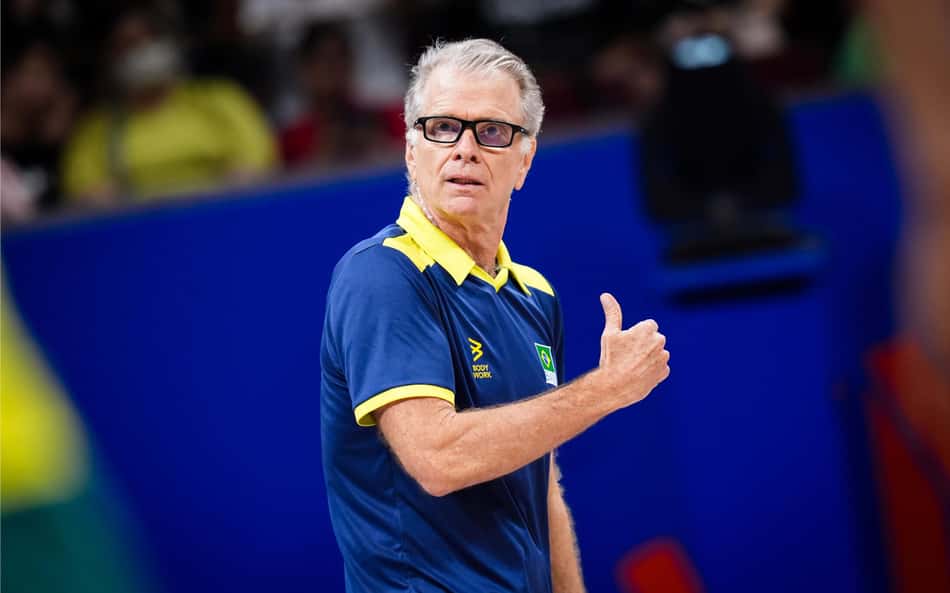 Bernardinho, o técnico da Seleção Brasileira, na quadra (Foto: FIVB)