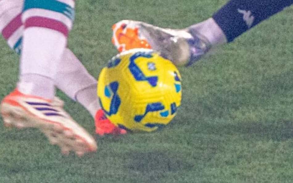 Nonato, do Fluminense, disputa bola no jogo contra o Vasco pela Copa do Brasil