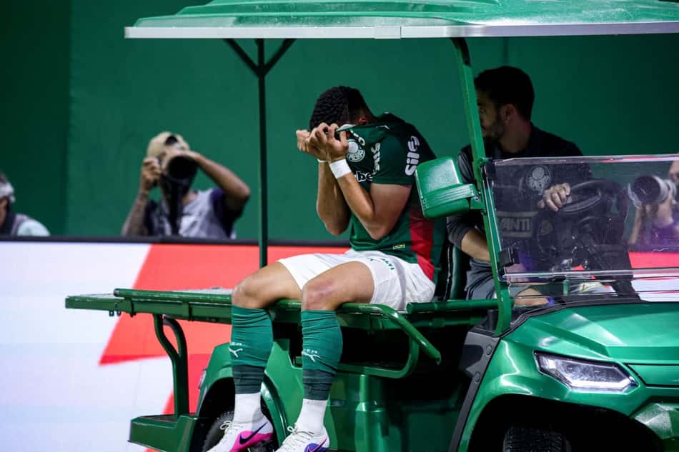 Vitor Roque deixa jogo contra Jacuipense de maca