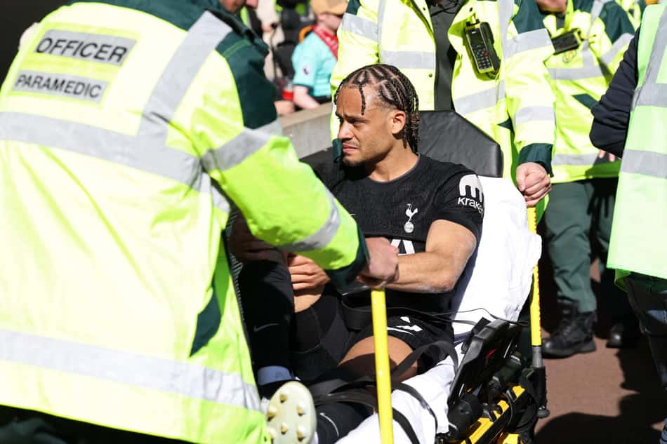 Xavi Simons, do Tottenham e da Holanda, rompeu o LCA e está fora da Copa do Mundo (Foto: Darren Staples / AFP)