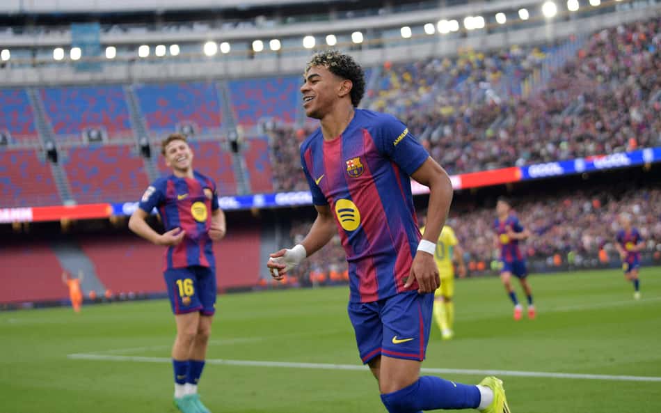 Lamine Yamal celebra gols marcados pelo Barcelona contra o Villarreal no Camp Nou (Foto: MANAURE QUINTERO / AFP)