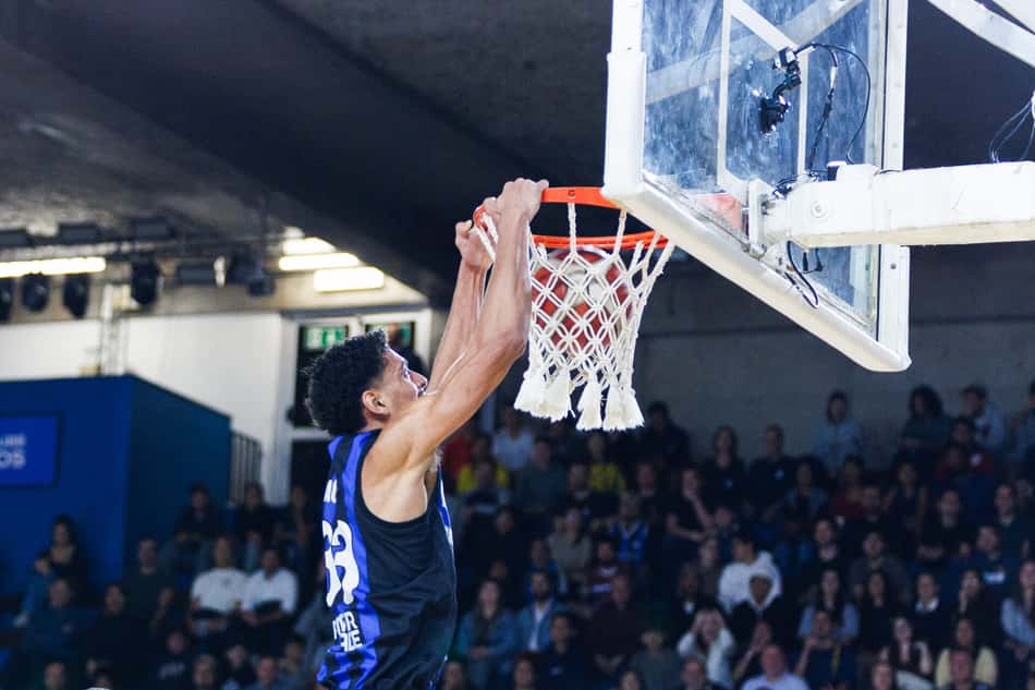 Agapy enterra a bola em Pinheiros x Corinthians pelo jogo 1 da semifinal do NBB 25/26 (Foto: Gabriella Garbim/ECP)