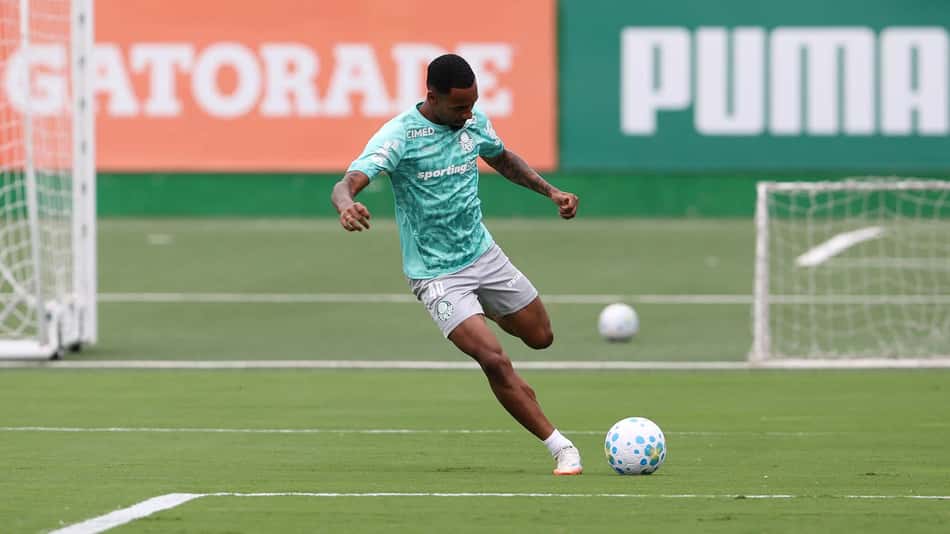 Allan com uniforme de treino do Palmeiras chutando a bola