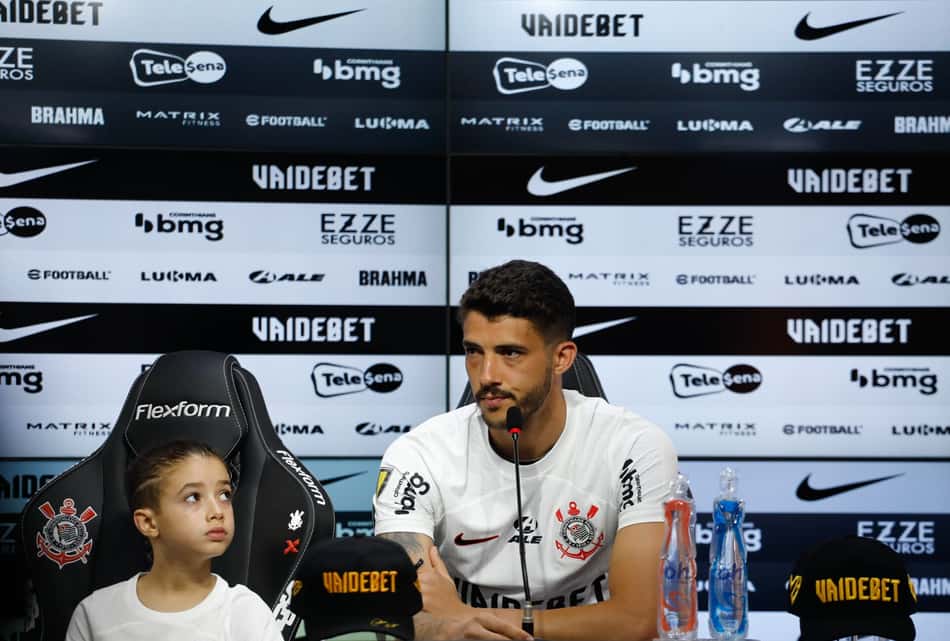 Bernardo já havia demonstrado carinho pelo Corinthians durante a apresentação do zagueiro em 2024 (Foto: Rodrigo Gazzanel/Agência Corinthians)